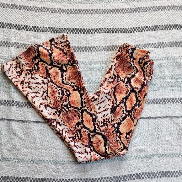 ✨PRICE DROP✨SNAKE PRINT FLARE PANTS - Picture 3 of 9